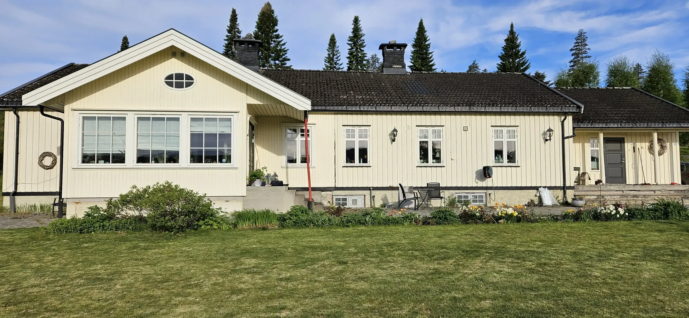 Enebolig etter takomlegging og ny kremgul kledning i Elverum