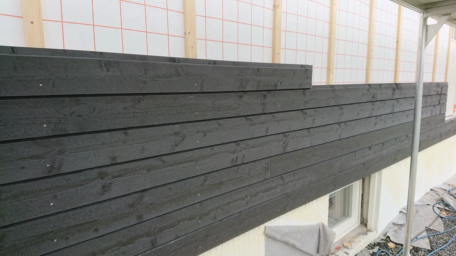Grunnet og ett strøk malt panel — males ett toppstrøk etterpå, dekker over spikeren