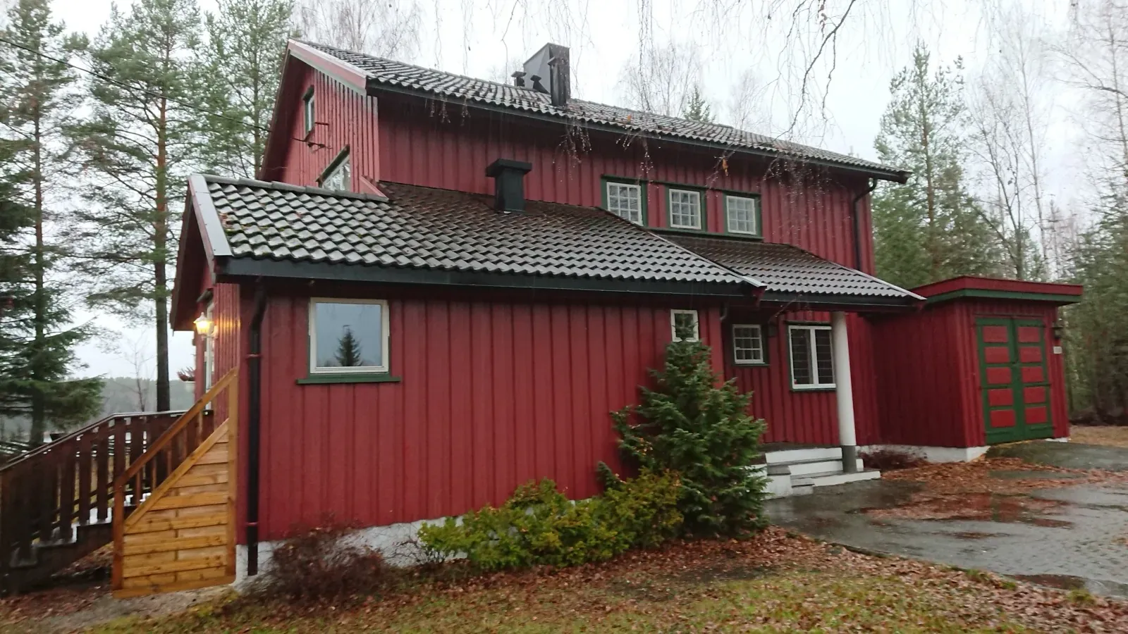 FØR-bildet — tradisjonell rødmalt enebolig før totalrenoveringen startet