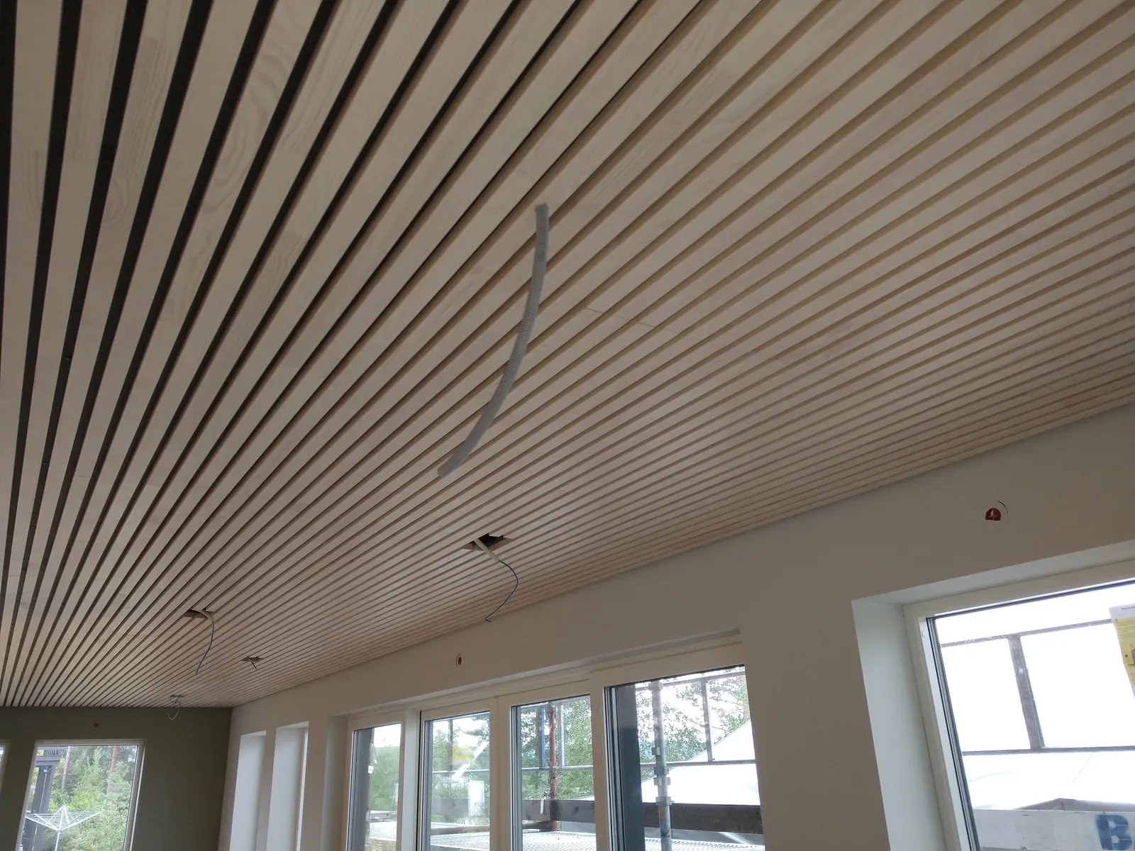 Spiletak under montering — moderne nordisk designdetalj